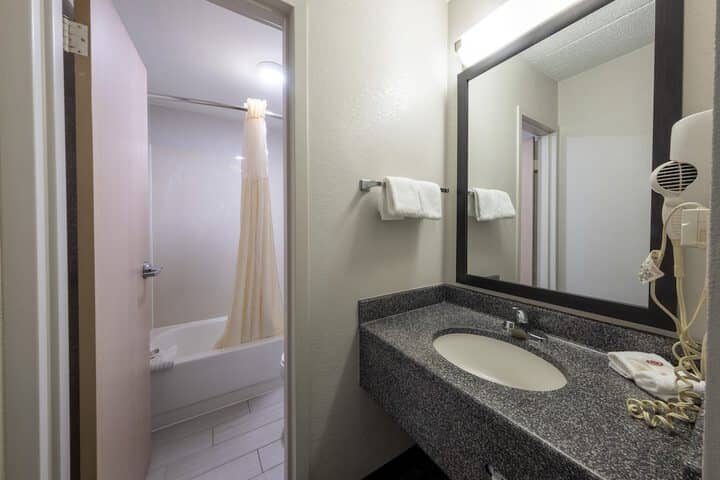 Room 32 of 41