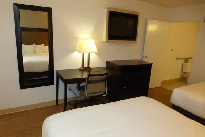 Room 4 of 16